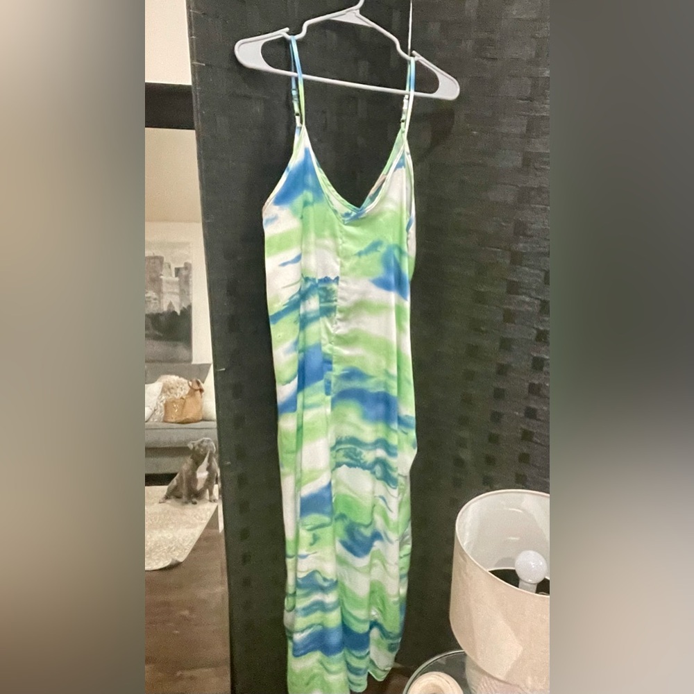 Super cute maxi dress. Size M. With pockets, only worn once or twice.